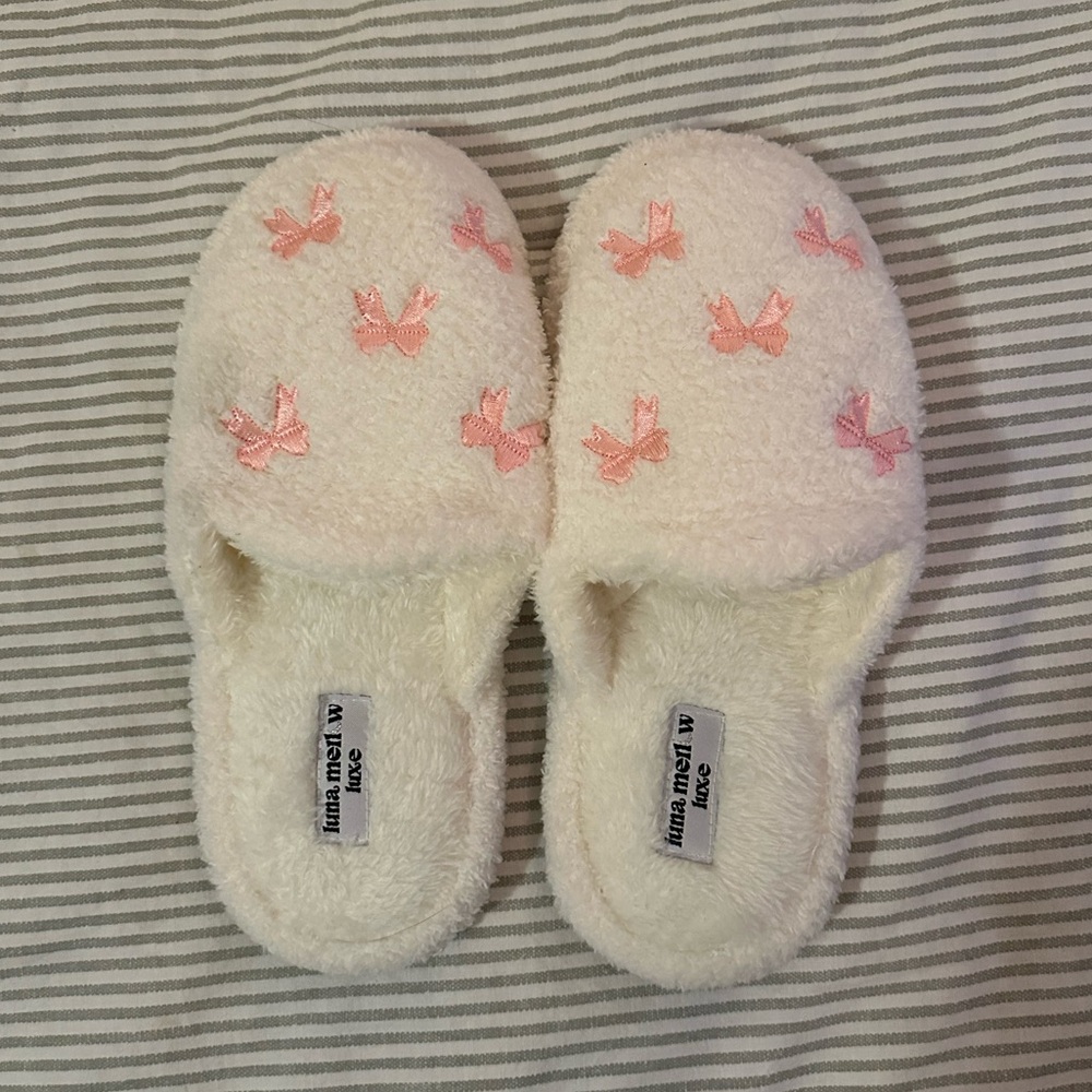 Bow slippers!